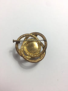 Broche dorée perle