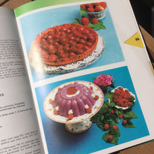 Charger l&#39;image dans la galerie, Livre de cuisine 70s
